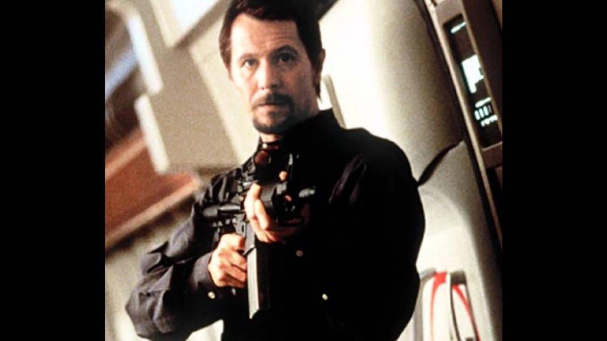 Гари Олдман самолет президента