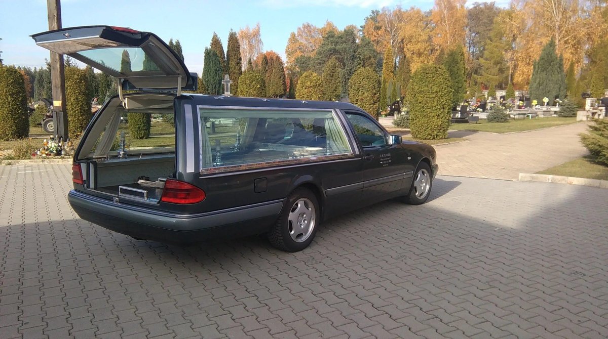 Мерседес 124 катафалк