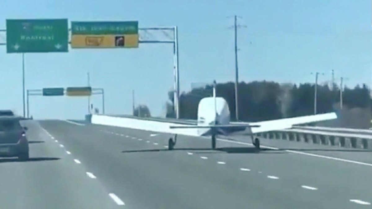 Самолет на трассе в Фоминках