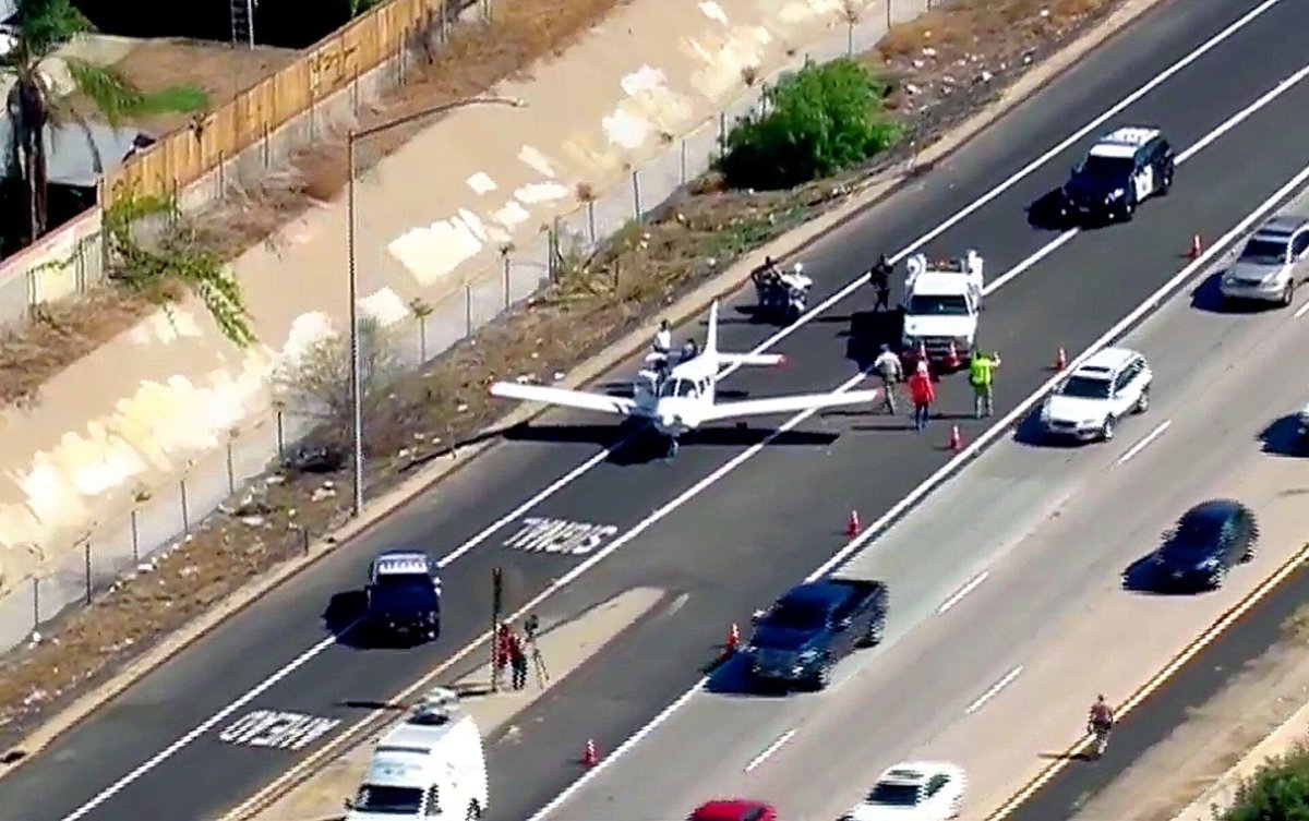 Самолет на шоссе