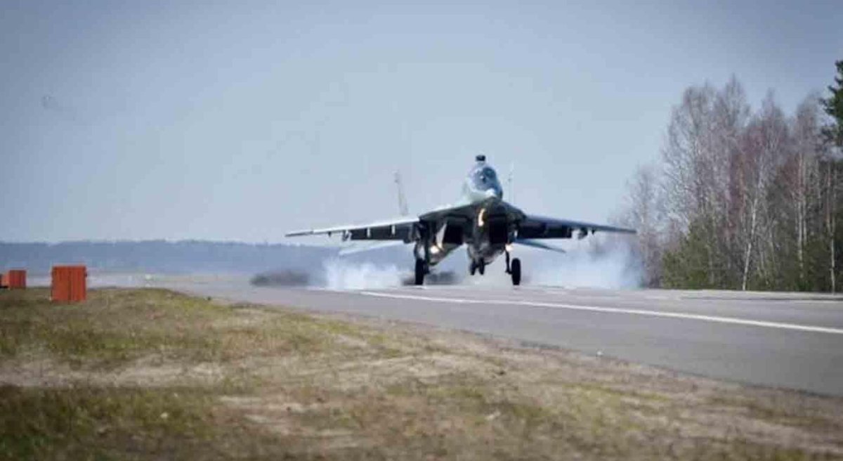 Посадка истребителя на дорогу