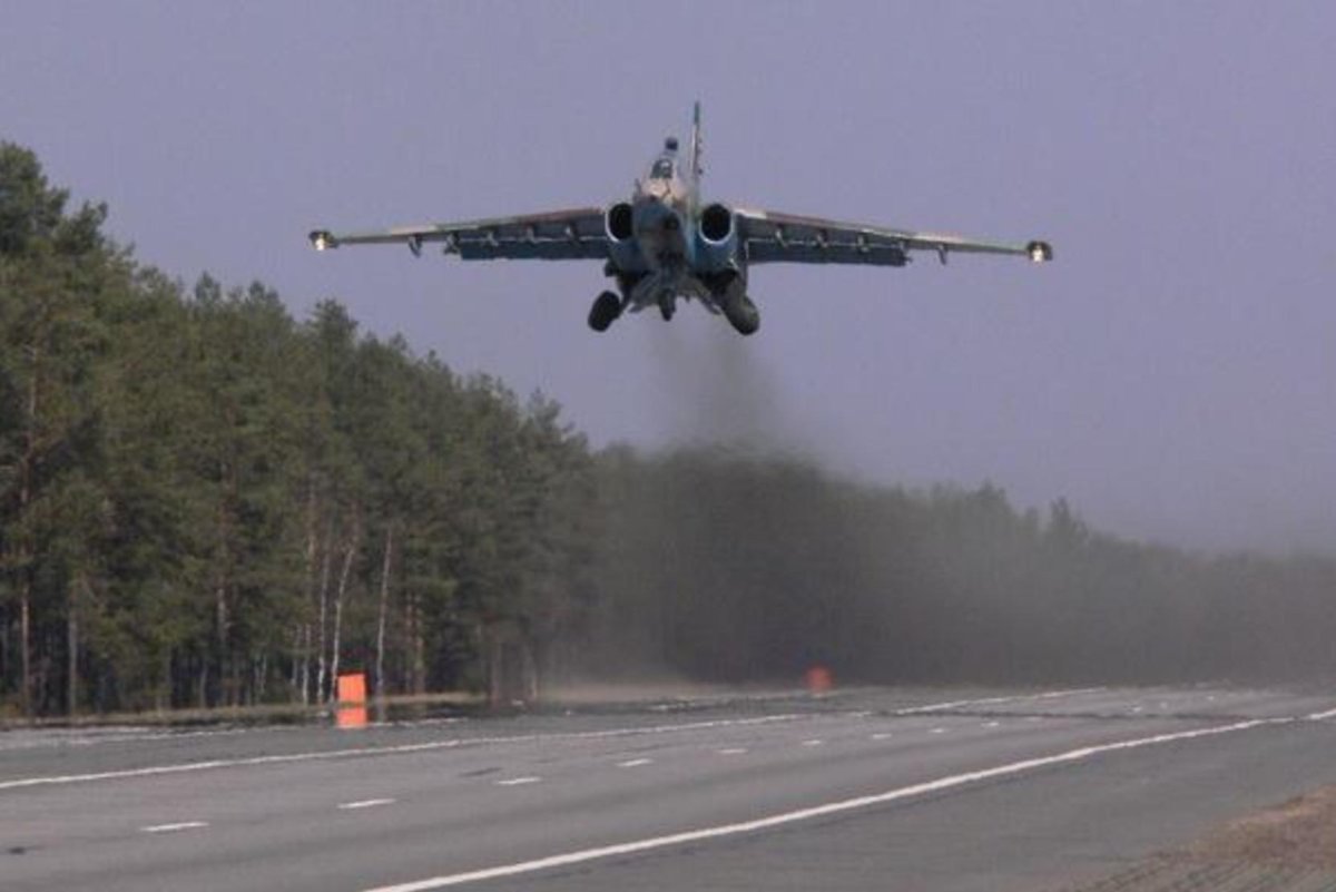 Самолет на трассе