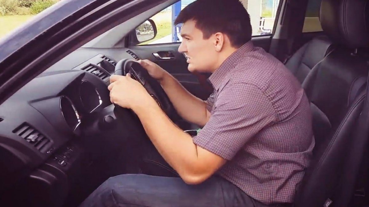 Парень за рулем