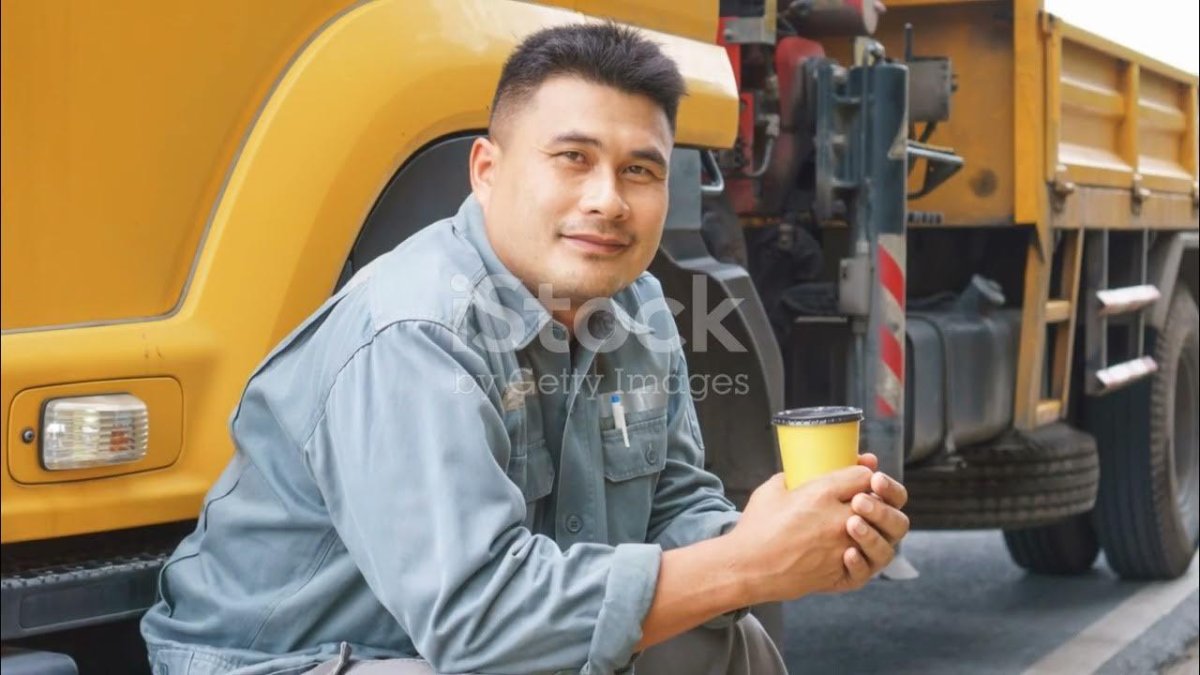 Водитель самосвала