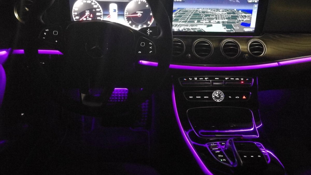 Мерседес е200 АМГ салон ночью