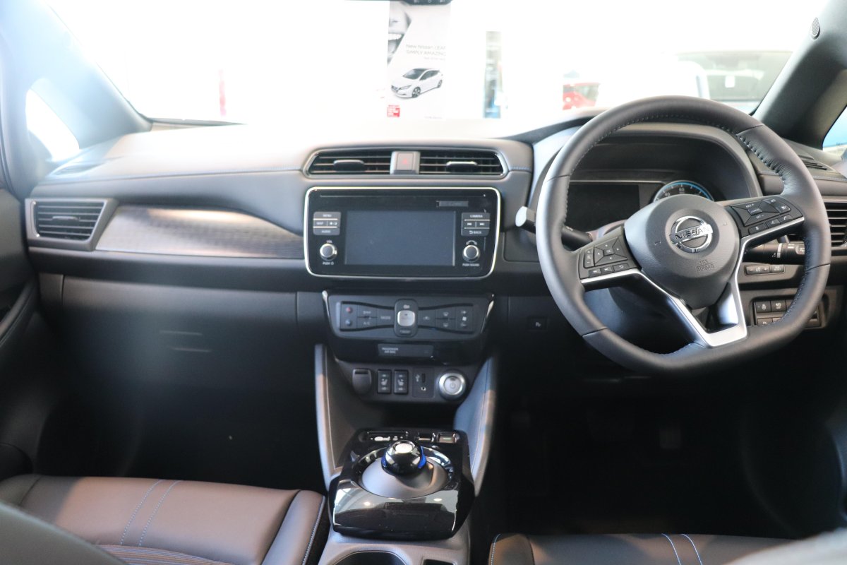 Nissan Leaf ze1 салон