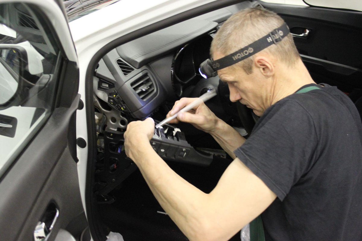 Установщик автосигнализаций