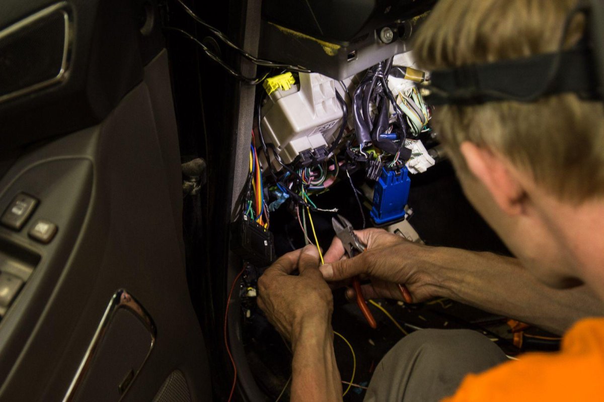 Установщик автосигнализации