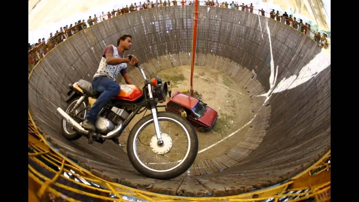 Гонки по вертикальной стене на мотоцикле