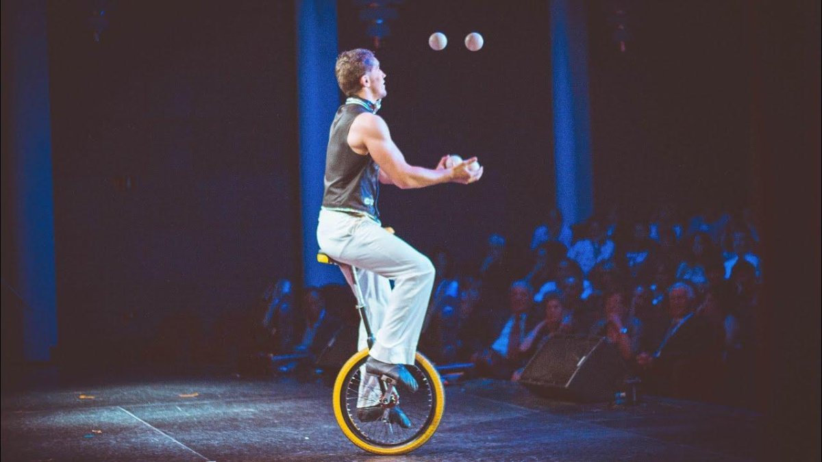 Эквилибр на моноцикле