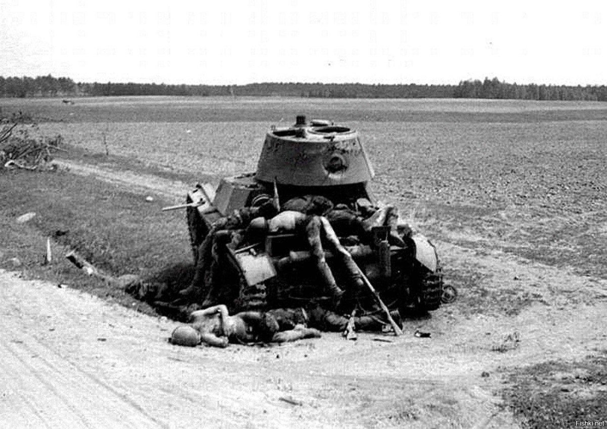 Подбитый танк т-26