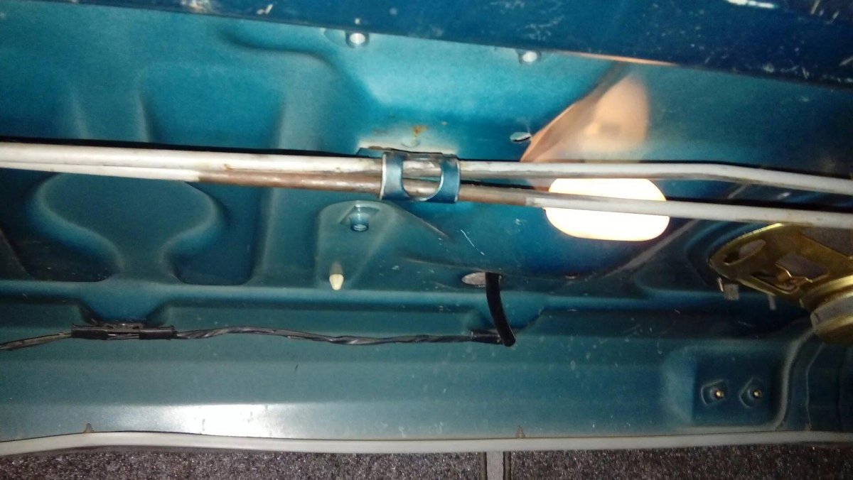 Пружина багажника Mazda 626