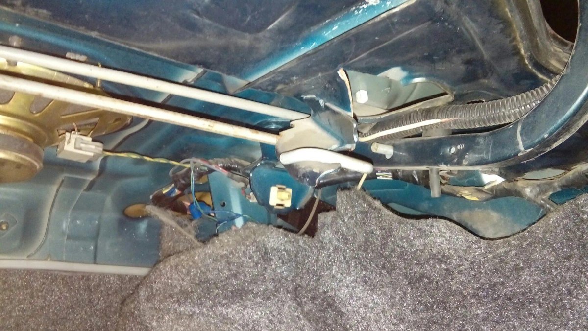 Пружина багажника Mazda 626