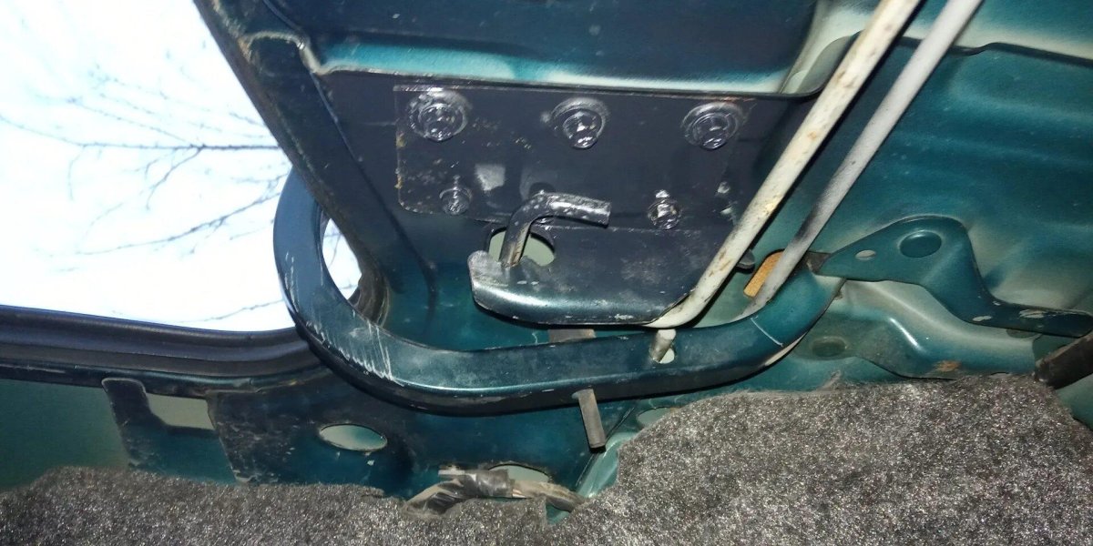 Торсион багажника Mazda 323