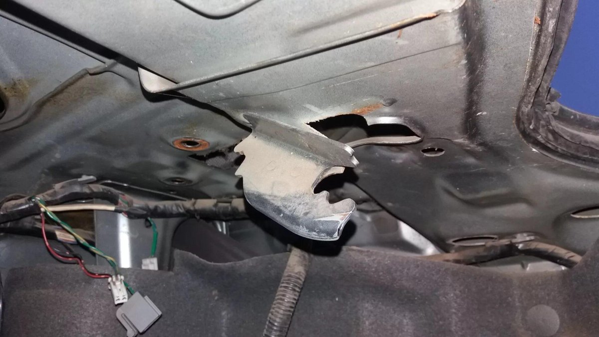 Mazda 626 gf вентиляция багажника