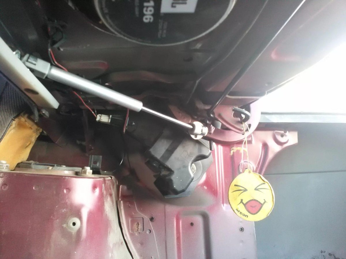 Газовые упоры Мазда 626 код