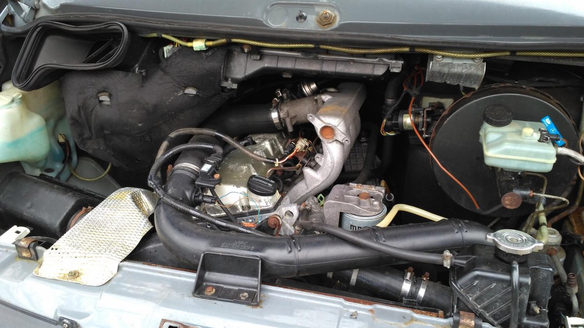 Двигатель Мерседес Спринтер под капотом