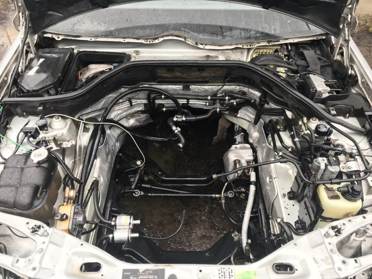 Моторный отсек Мерседес 210