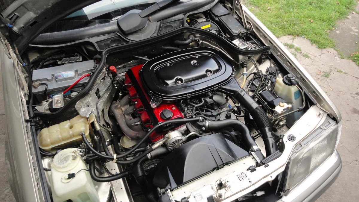 Подкапотка на Мерседес w124