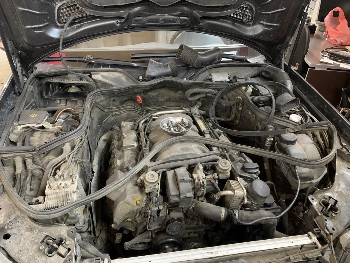 W211 Мерседес под капотом