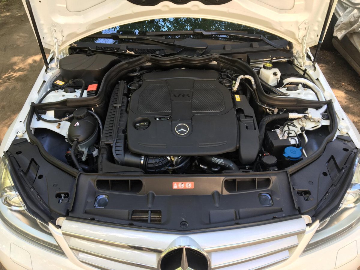 А200 Мерседес подкапотное пространство