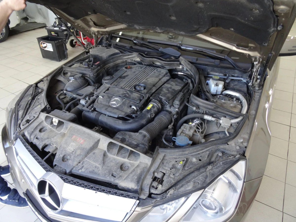 W204 подкапотное пространство
