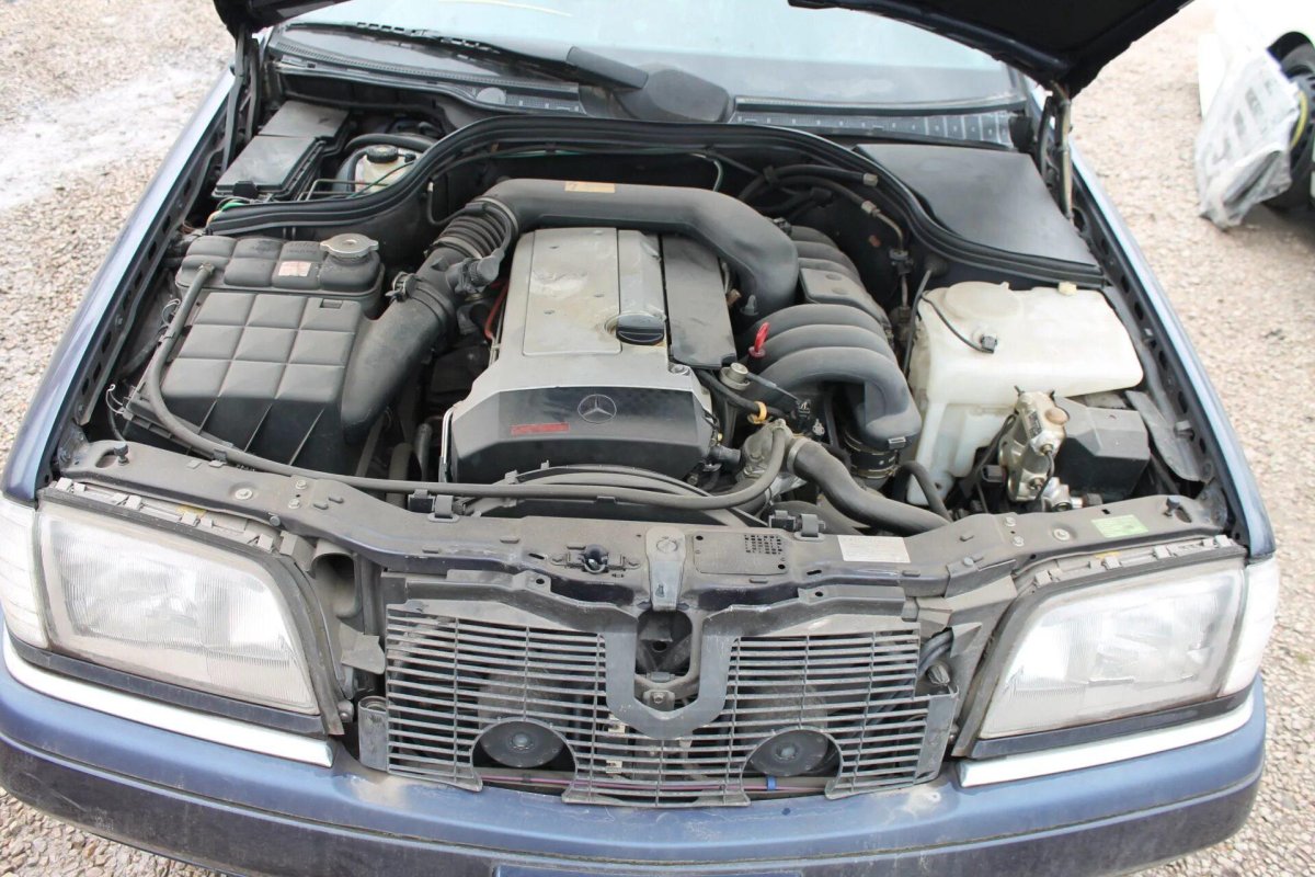 W202 подкапотка