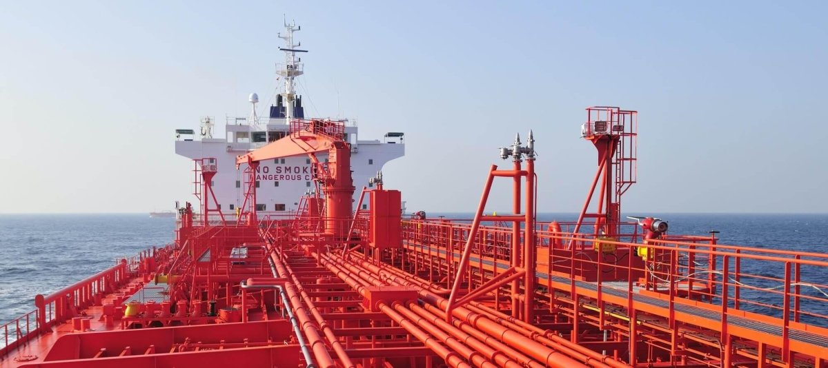Палуба нефтеналивного танкера