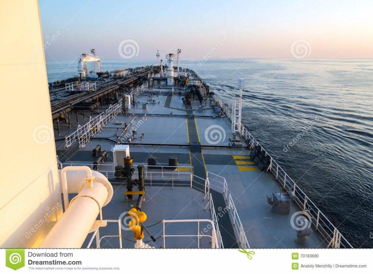 Палуба нефтеналивного танкера