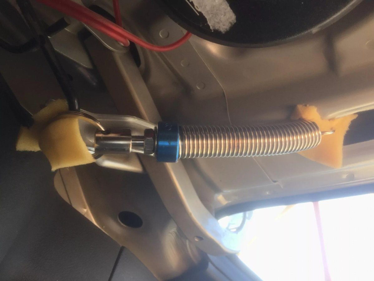 Пружина багажника Хендай акцент