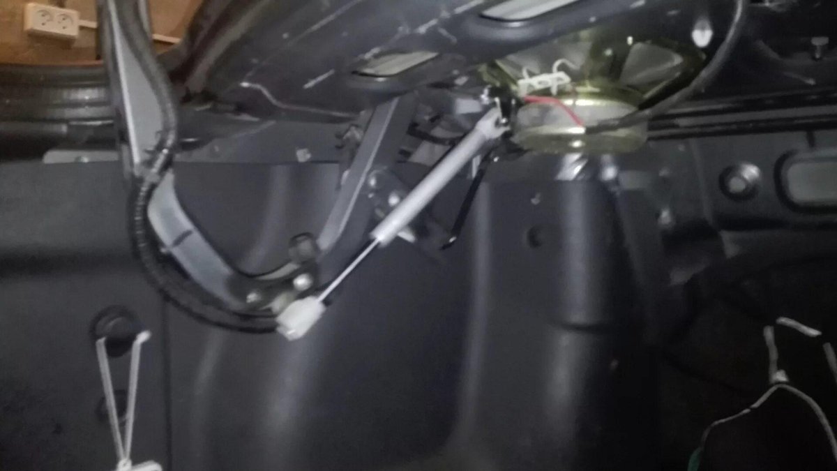 Упоры багажника Хендай акцент