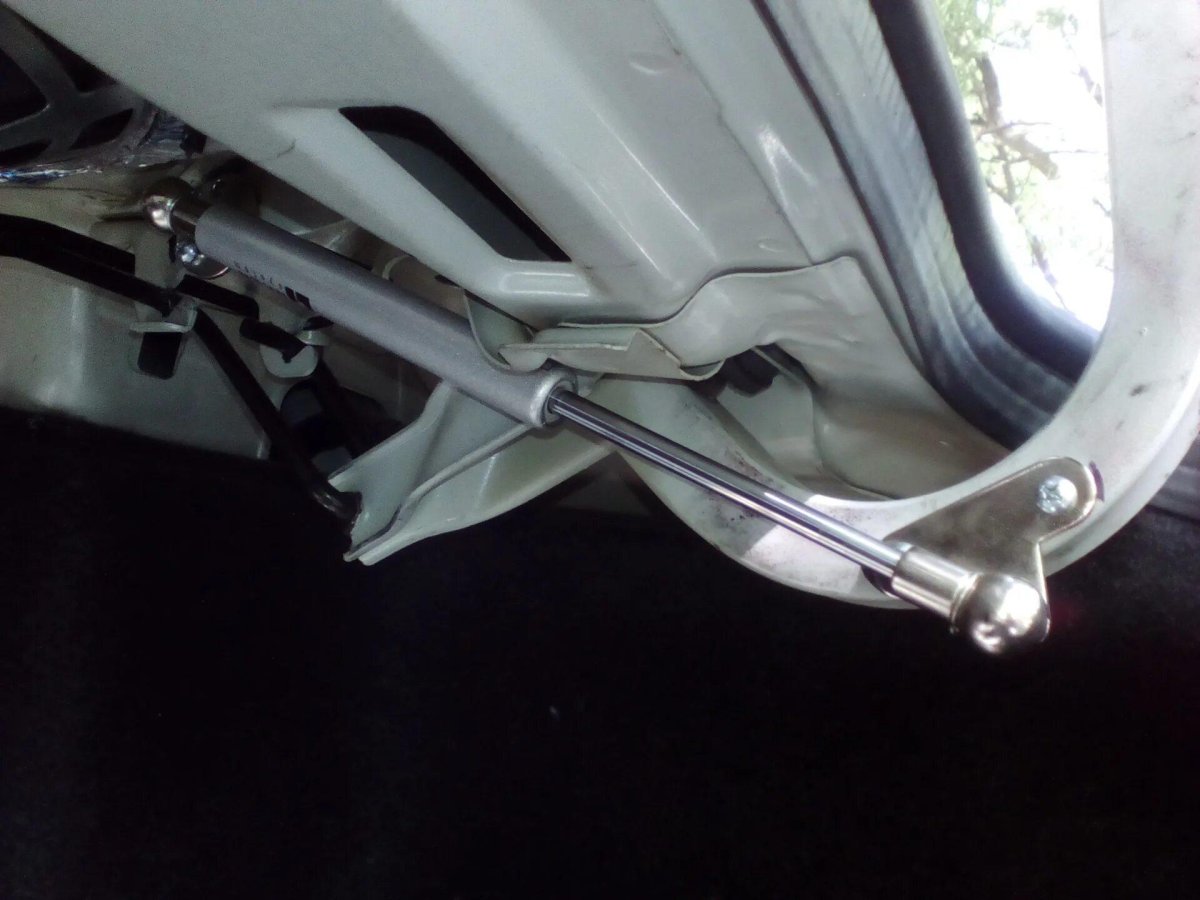 ГАЗ упоры багажника Hyundai Accent