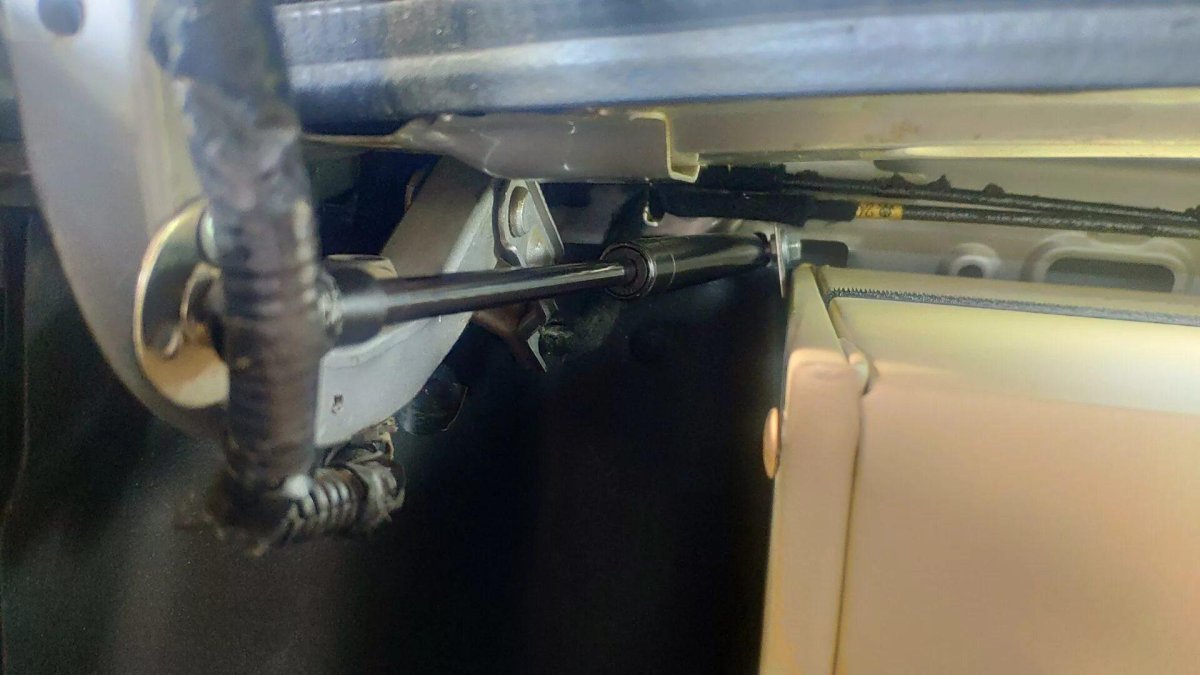 ГАЗ упоры багажника Hyundai Accent