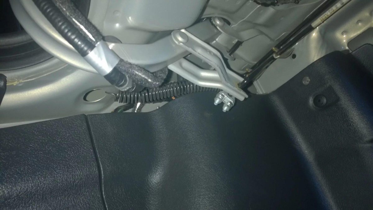 Пружина на крышку багажника Хендай акцент