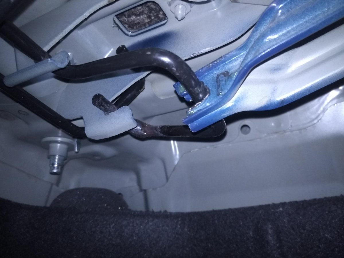 Торсион багажника Хендай Элантра 4