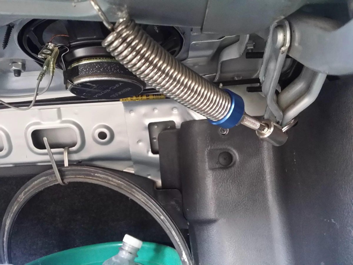 Пружина багажника Хендай акцент