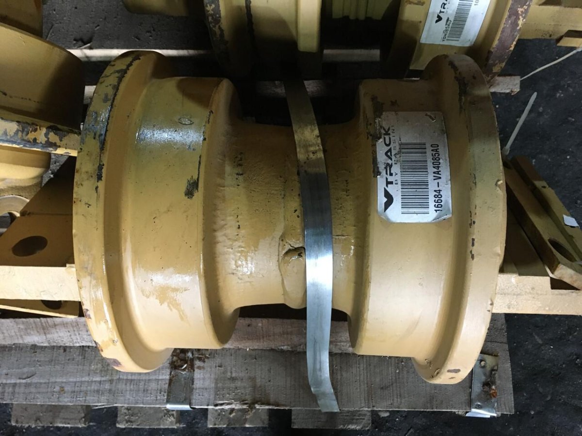 Каток опорный двубортный Dressta td40