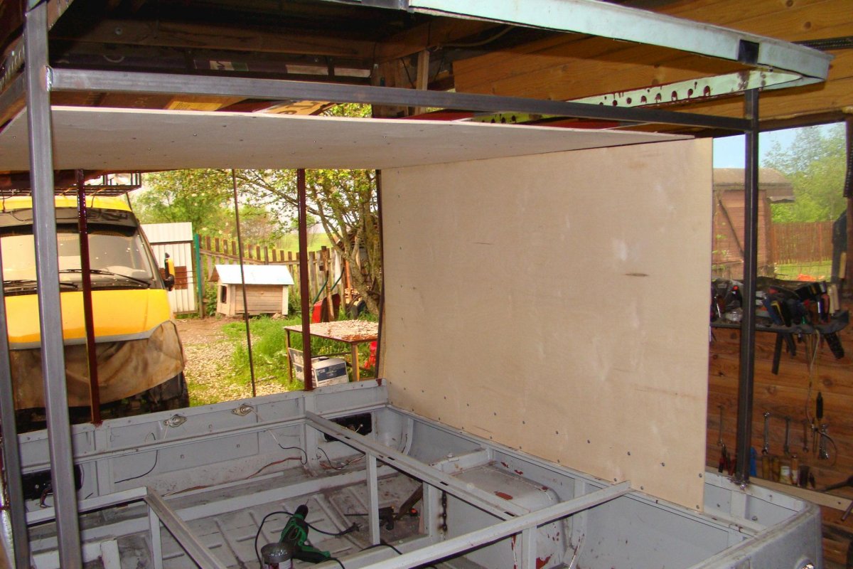 Прицеп с подъемной крышей