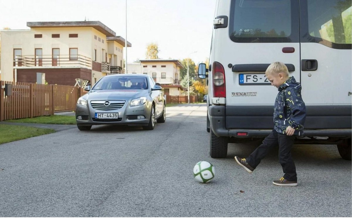 Дети 7 лет перебегают дорогу