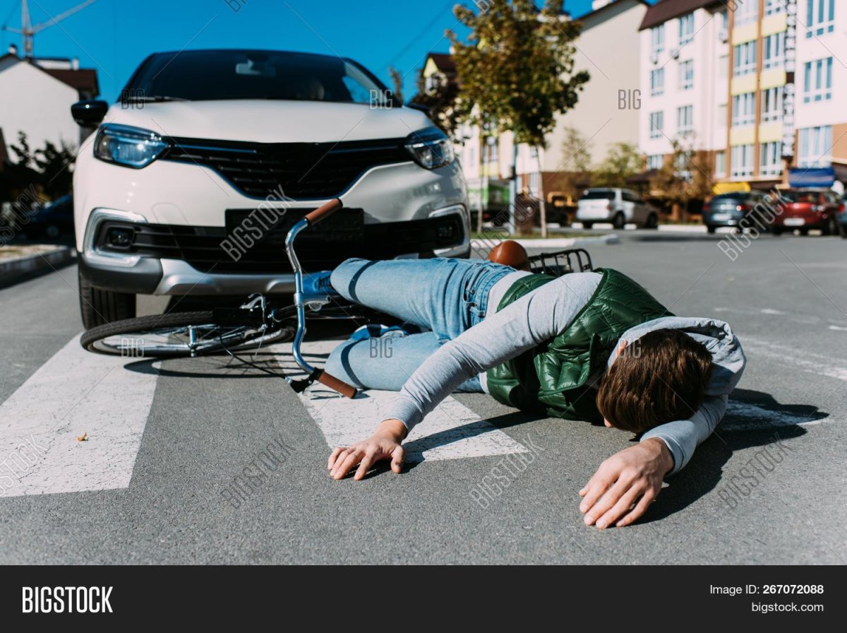 Человек попал под машину