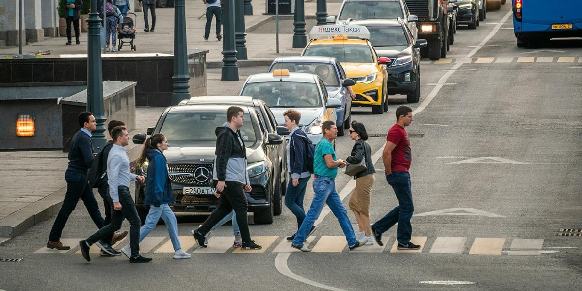 Люди на пешеходном переходе