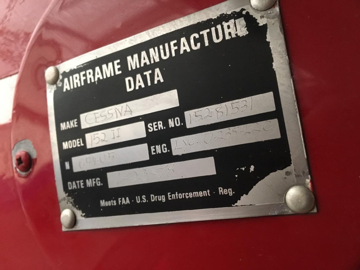 Маркировочная табличка на самолете