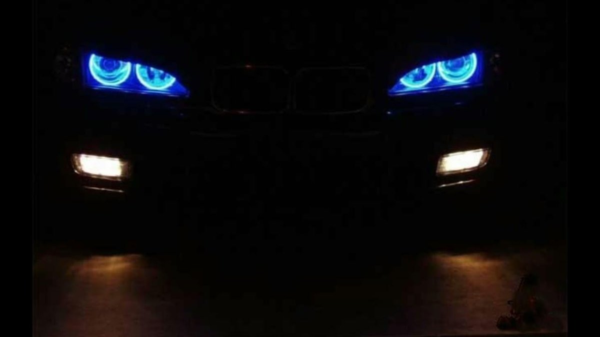 BMW ангельские глазки в темноте