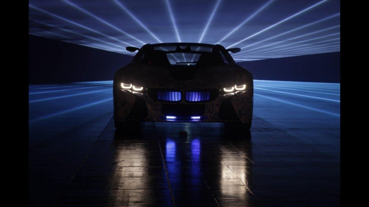 BMW i8 с фарами в темноте