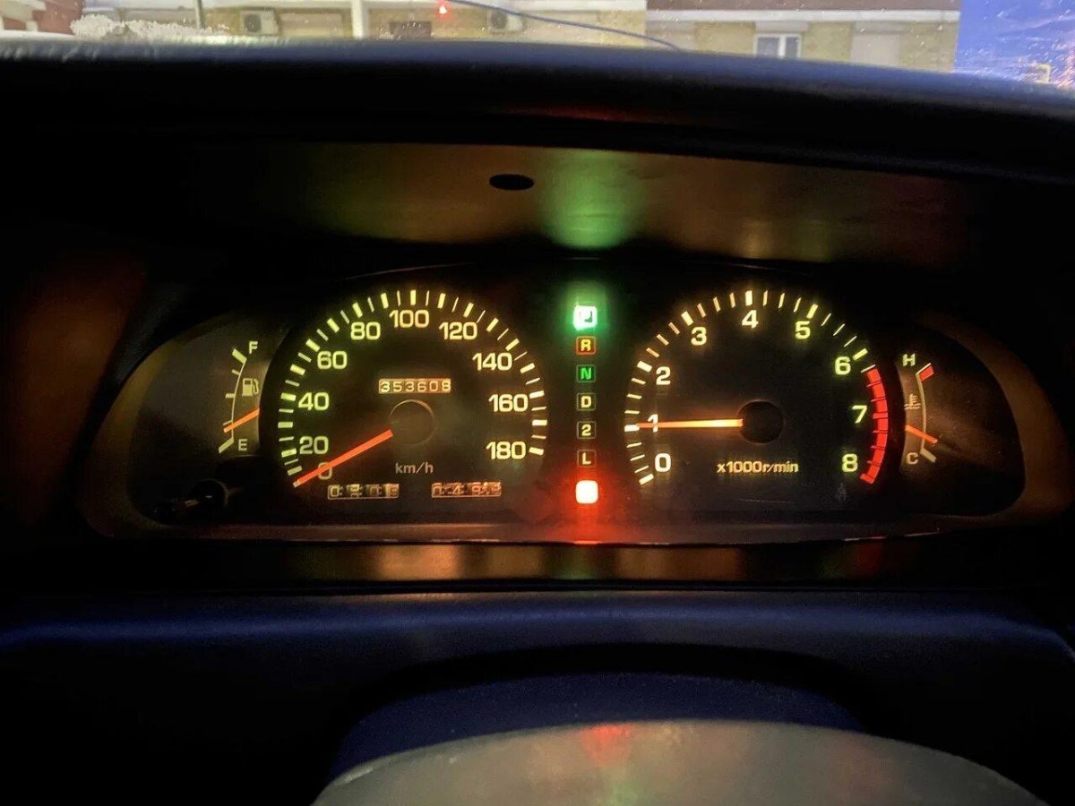 Моргает овердрайв Тойота Карина улыбка