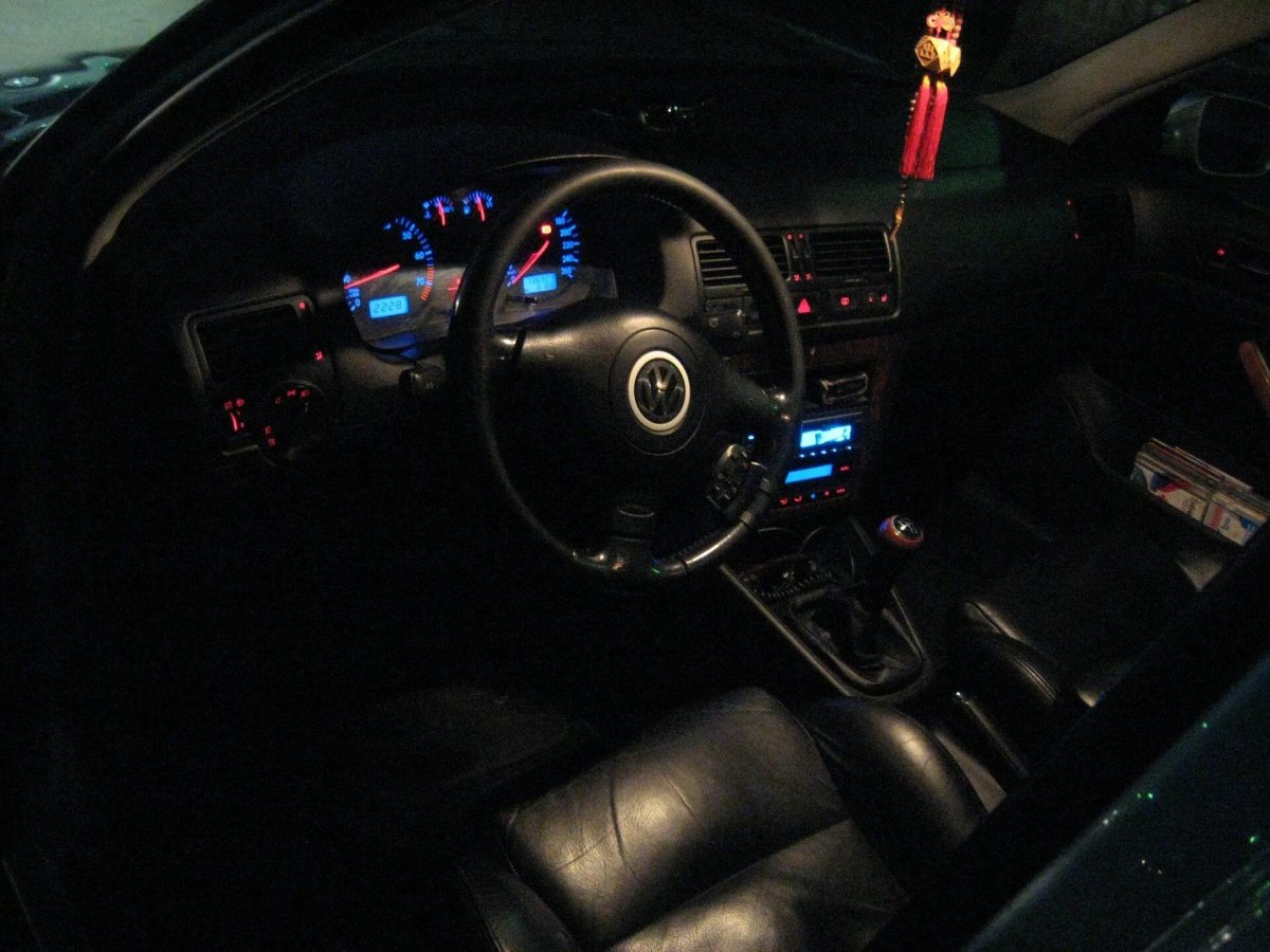 Фольксваген Бора 2000 салон ночью