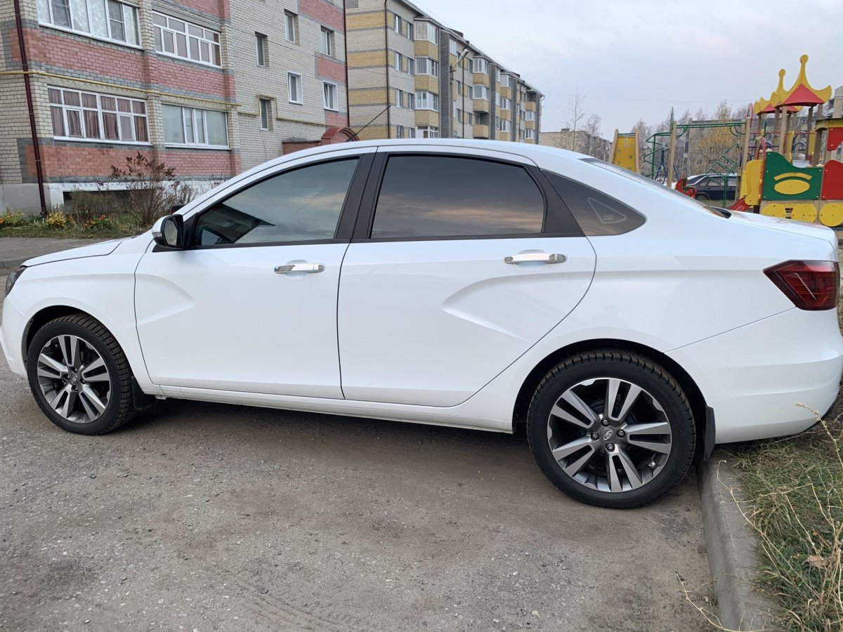 Лада Веста белая r17