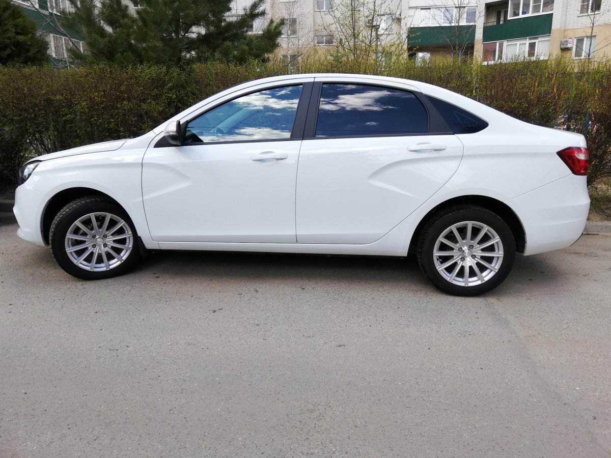 Лада Веста белая r16