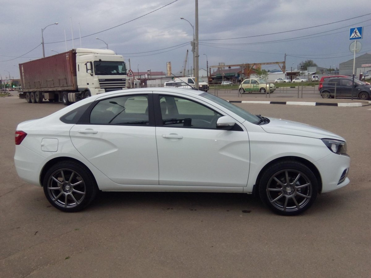 Лада Веста белая r16