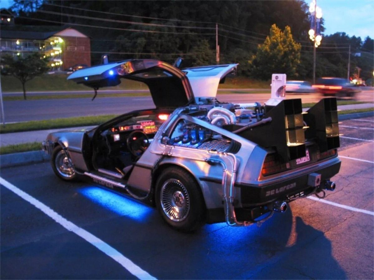 DELOREAN DMC-12 машина времени
